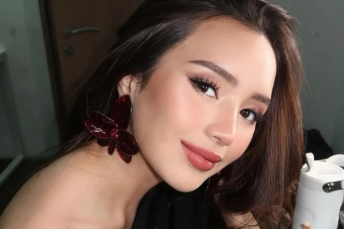 Glam Makeup Look Beby Tsabina yang Mewah dan Inspiratif, Sentuhan Elegan Karya Rhay David