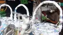 Perajin menyelesaikan miniatur pesawat di bengkel Workshop kawasan Kemandoran 8 Jakarta Selatan, Senin (10/2/2020). Berbagai kerajinan tangan berbahan dasar koran bekas dijual dengan harga Rp. 50.000 ribu hingga Rp. 150 ribu tergantung tingkat kesulitan dalam pengerjaan. (merdeka.com/Arie Basuki)