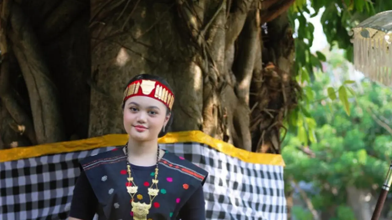 Gaya Amora Lemos Pakai Baju Adat Suku Batak