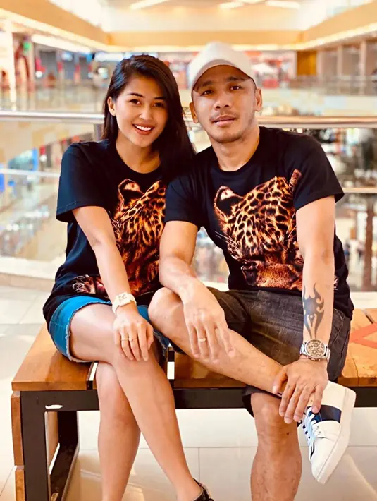 Hampir genap 4 tahun menikah, keduanya kerap tampil serasi dan mesra dalam berbagai kesempatan. Banyak yang menyebut bahwa keduanya merupakan pasangan harmonis dan dioakan bertahan sampai maut menjemput. Dalam media sosial Instagramnya, pasangan ini pun kerap bagikan potret kebersamaannya di Instagram. (Liputan6.com/IG/@ovyratuserigala)