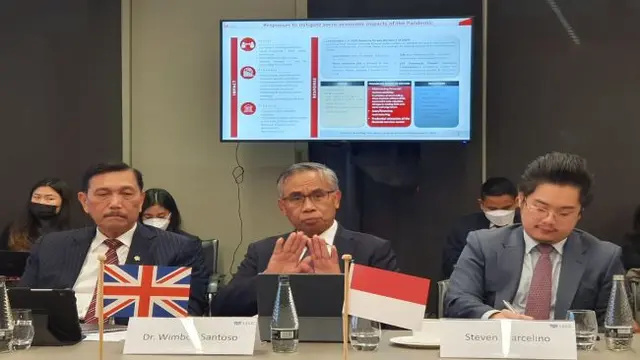 Ketua Dewan Komisioner OJK Wimboh Santoso  dan Menko Kemaritiman dan Investasi Luhut B. Pandjaitan dalam acara Capital Market Day di London, Inggris, Jumat, 29 Oktober 2021. (Dok: OJK)
