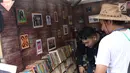 Pengunjung melihat-lihat buku komik era dulu saat gelaran The 90’s Festival di Gambir Expo Kemayoran, Jakarta, Sabtu (10/11). The 90’s Festival kali ini merupakan yang keempat. (Liputan6.com/Helmi Fithriansyah)