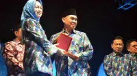 Wali Kota Tangsel Airin Rachmi Diany dan Wali Kota Malang Moch Anton bertukar tanda mata di pembukaan Rakernas Apeksi 2017