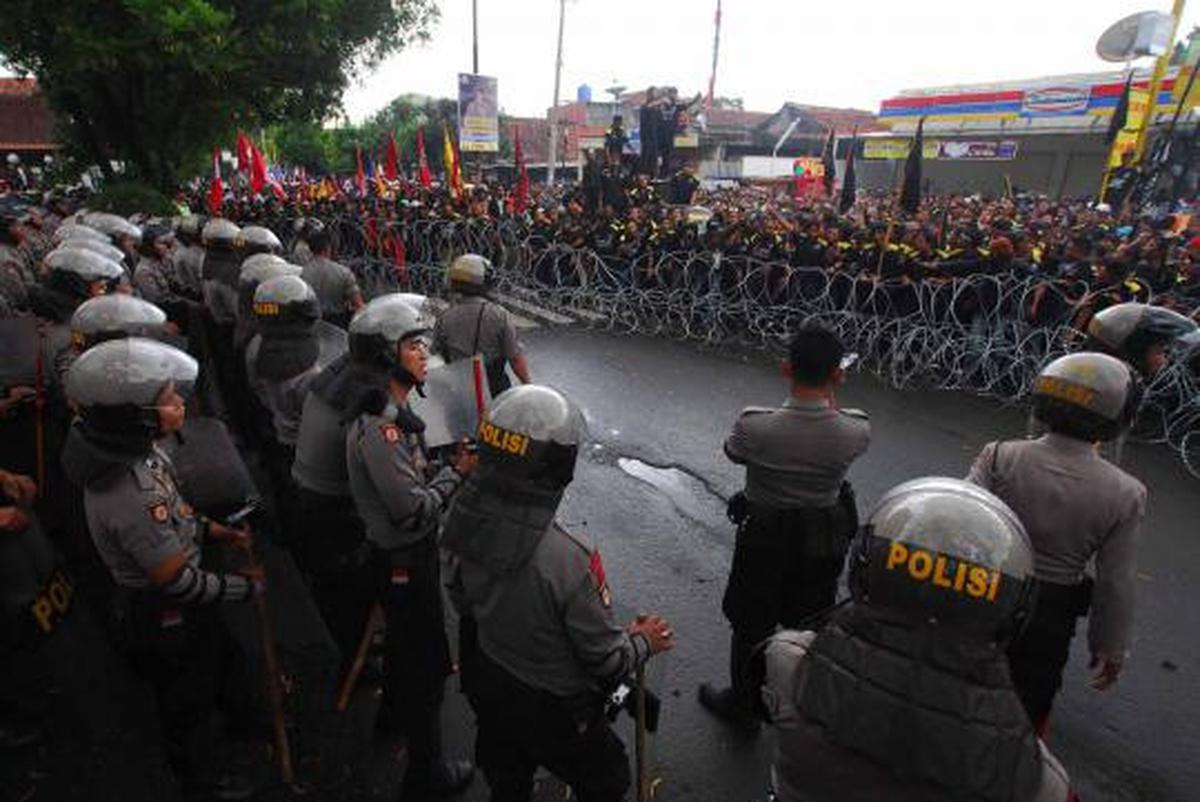 Dipasang kawat berduri, ratusan massa marah dengan polisi