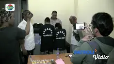 Aksi jambret terhadap seorang wanita yang sedang berjalan di Bekasi terekam kamera CCTV. Pelaku yang berjumlah dua orang tersebut kini sudah diamankan polisi.