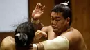 Pegulat sumo mencoba mengeluarkan lawannya dari dalam ring saat berlatih di Musashigawa Sumo Stable di Beppu, Jepang, Jumat (18/10/2019). (AP Photo/Aaron Favila)