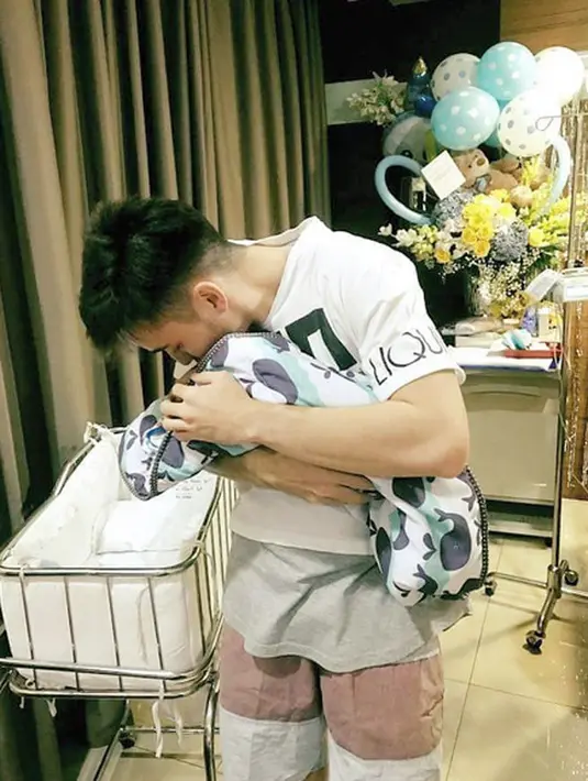 Hadirnya bayi laki-laki di antara Stefan dan Celine menambah kebahagiaan mereka. Setelah dua anak perempuan, buah pernikahan Celine sebelumnya bersama Dirly selalu membahagiakan mereka selama ini.   (Instagram/stefanaticfamily)