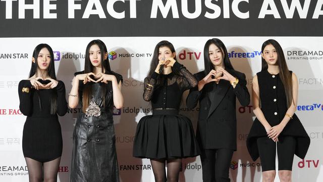 NewJeans dalam The Fact Music Awards 2022. (AP Photo/Lee Jin-man)
