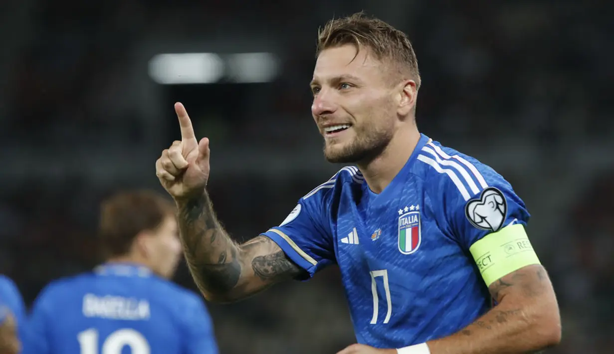Pemain Italia, Ciro Immobile, melakukan selebrasi setelah mencetak gol ke gawang Makedonia Utara pada laga Grup C Kualifikasi Euro 2024 di Tose Proeski Arena, Makedonia Utara, Minggu (10/9/2023). (AP Photo/Boris Grdanoski)