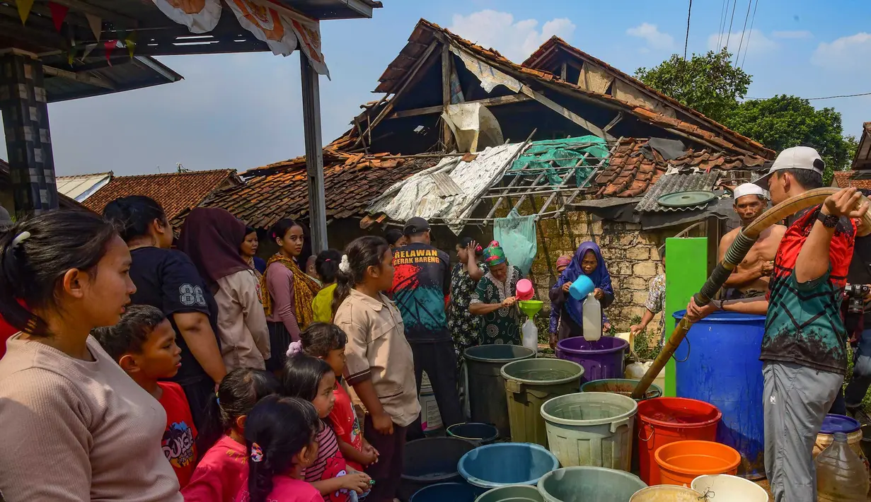 Warga antre mendapatkan air bersih saat pemberian bantuan air bersih yang dilakukan Relawan Gerak Bareng di Desa Cidokom, Bogor, Jawa Barat, Kamis, 30 Juli 2026. (KLY/Arie Basuki)