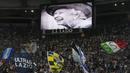Wajah Ratu Elizabeth II terpampang di layar raksasa saat Lazio bertanding melawan Feyenoord pada laga Liga Europa di Stadion Olimpic, Roma, Jumat (9/9/2022). (AP/Andrew Medichini)
