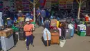 Untuk mendukung kelancaran arus mudik, pemerintah melalui Kementerian Perhubungan telah menyiapkan berbagai moda transportasi yang terdiri atas 31.000 unit bus, 840 kapal laut, 254 kapal penyeberangan, 372 pesawat udara, serta 3.687 unit sarana kereta api. Tampak dalam foto, para calon penumpang menunggu waktu keberangkatan di Agen Bus Pondok Pinang, Jakarta Selatan, Sabtu (14/3/2026). (merdeka.com/Arie Basuki)