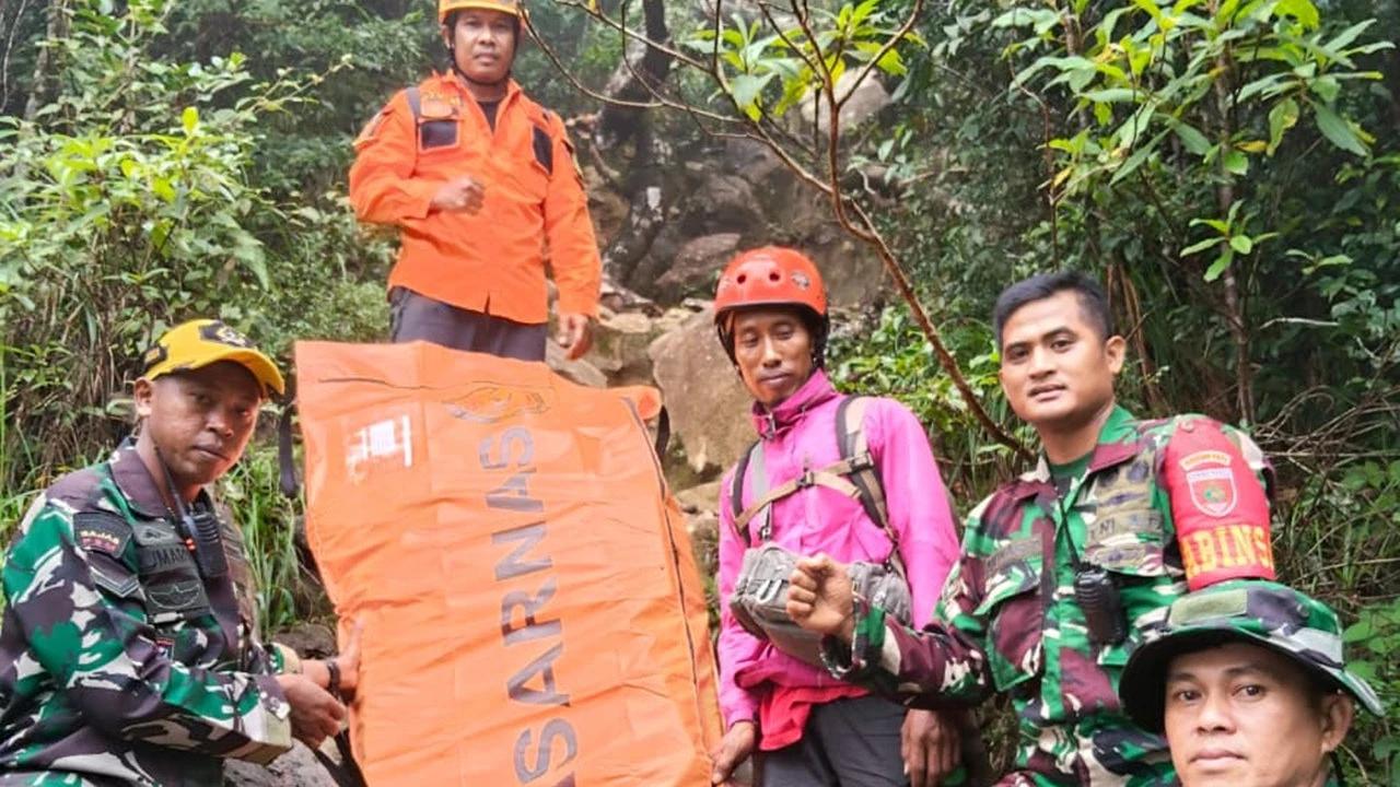 Terjang Medan Ekstrem, Begini Detik-Detik TNI AD Lanjutkan Operasi SAR Pesawat ATR 42-500 di Bulusaraung