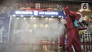 Petugas dari Sudin Gulkarmat Jakarta Pusat menyemprotkan disinfektan di Gedung G Balai Kota, Jakarta, Selasa (1/12/2020). Penyemprotan disinfektan tersebut dilakukan usai Gubernur DKI Jakarta Anies Baswedan dan Wakil Gubernur Ahmad Riza Patria positif Covid-19. (merdeka.com/Iqbal S. Nugroho)