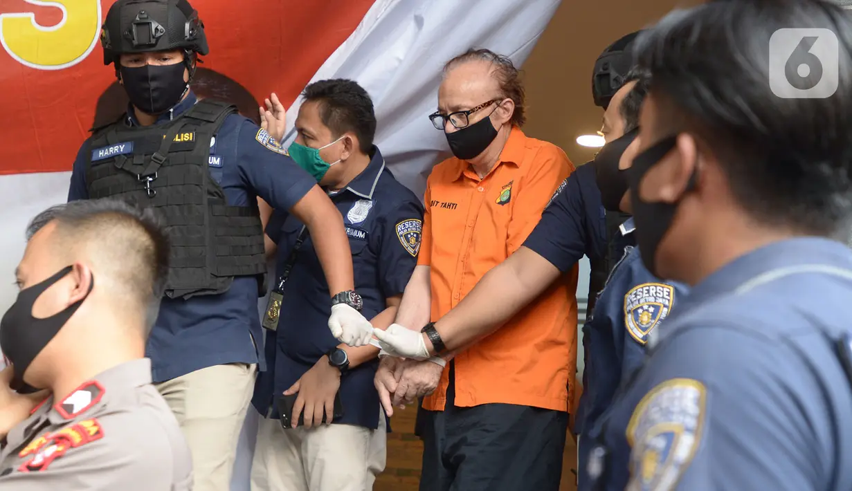 Tersangka asal Prancis berinisial FAC alias Frans (65) dihadirkan saat rilis kasus eksploitasi anak di Polda Metro Jaya, Jakarta, Kamis (9/7/2020). Polda Metro Jaya menangkap Frans yang melakukan eksploitasi secara ekonomi dan seksual terhadap 305 anak di hotel di Jakarta. (merdeka.com/Imam Buhori)