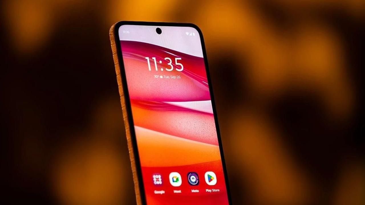 Perusahaan mengungkapkan bahwa perangkat ini menawarkan layar pOLED FHD+ sebesar 6,9 inci dalam keadaan datar.