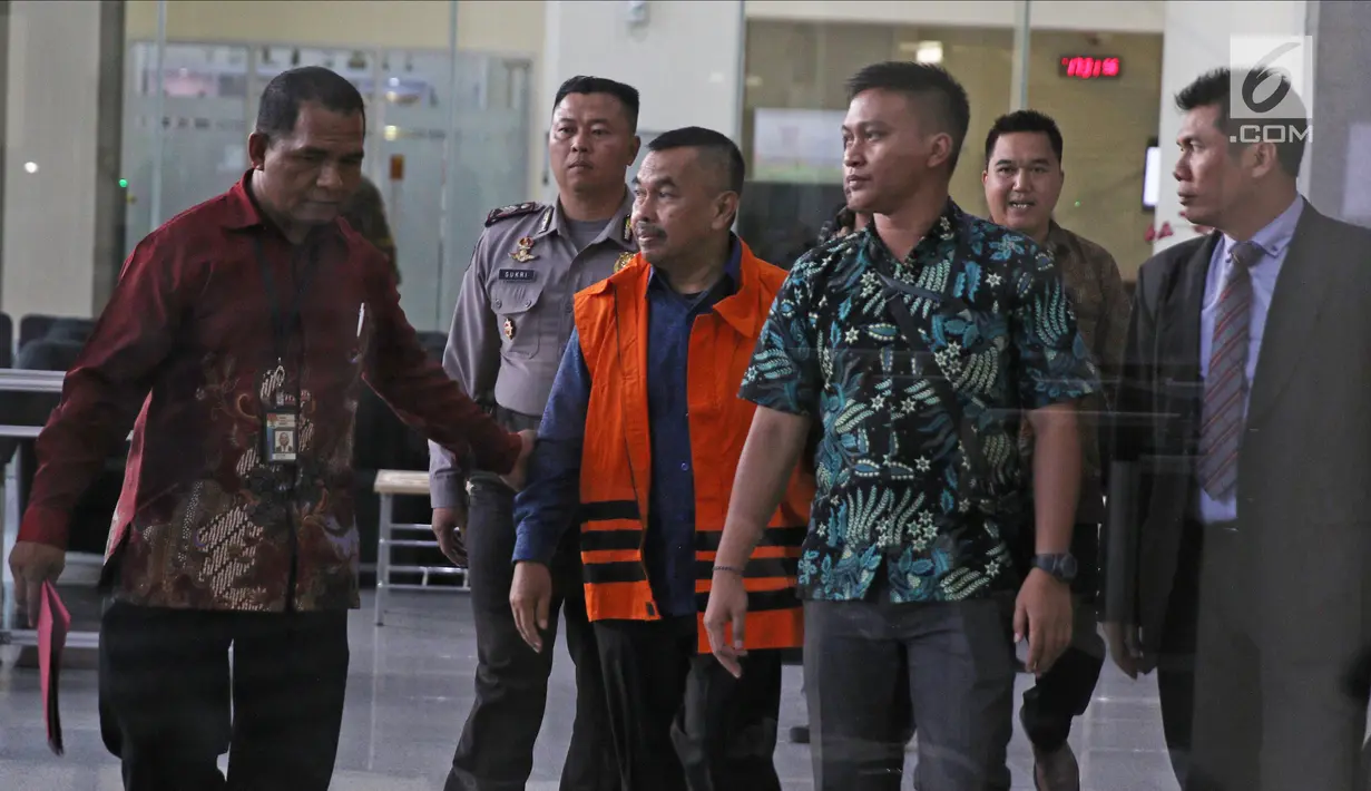 Anggota DPRD Kota Malang Syaiful Rusdi usai menjalani pemeriksaan di Gedung KPK, Jakarta, Jumat (6/4). Syaiful serta Ketua DPRD Kota Malang Abdul Hakim dan tiga anggota DPRD Kota Malang lainnya ditetapkan sebagai tersangka. (Liputan6.com/Herman Zakharia)