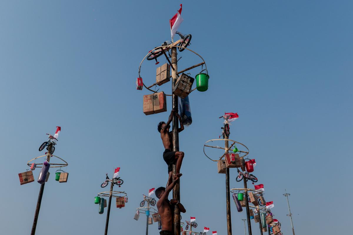 Panjat Pinang Meriahkan HUT ke-81 RI di Ancol