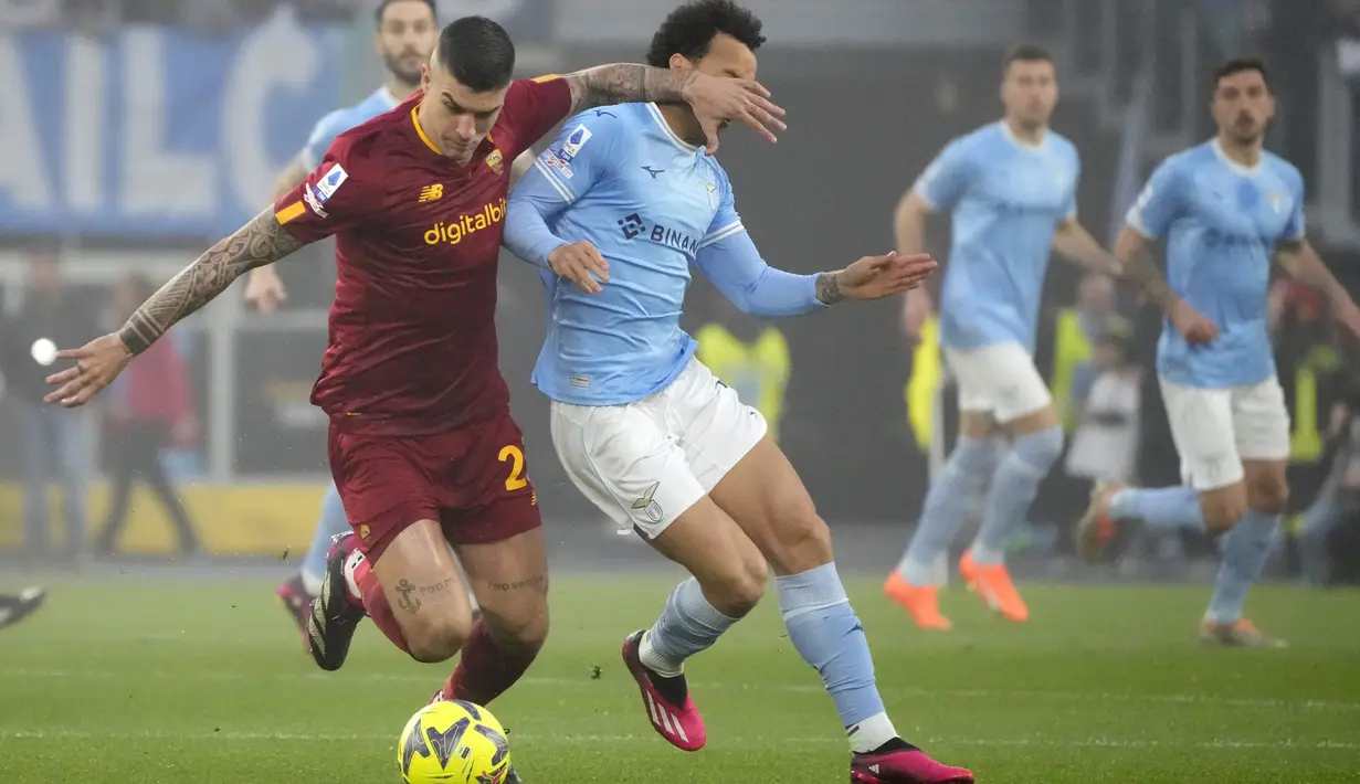 Hasil ini membuat Lazio sekarang naik ke peringkat dua klasemen sementara Serie A 2022/2023 dengan koleksi 52 angka dari 27 laga. Sementara Roma tertahan di posisi lima dengan raihan 47 angka. (AP Photo/Gregorio Borgia)
