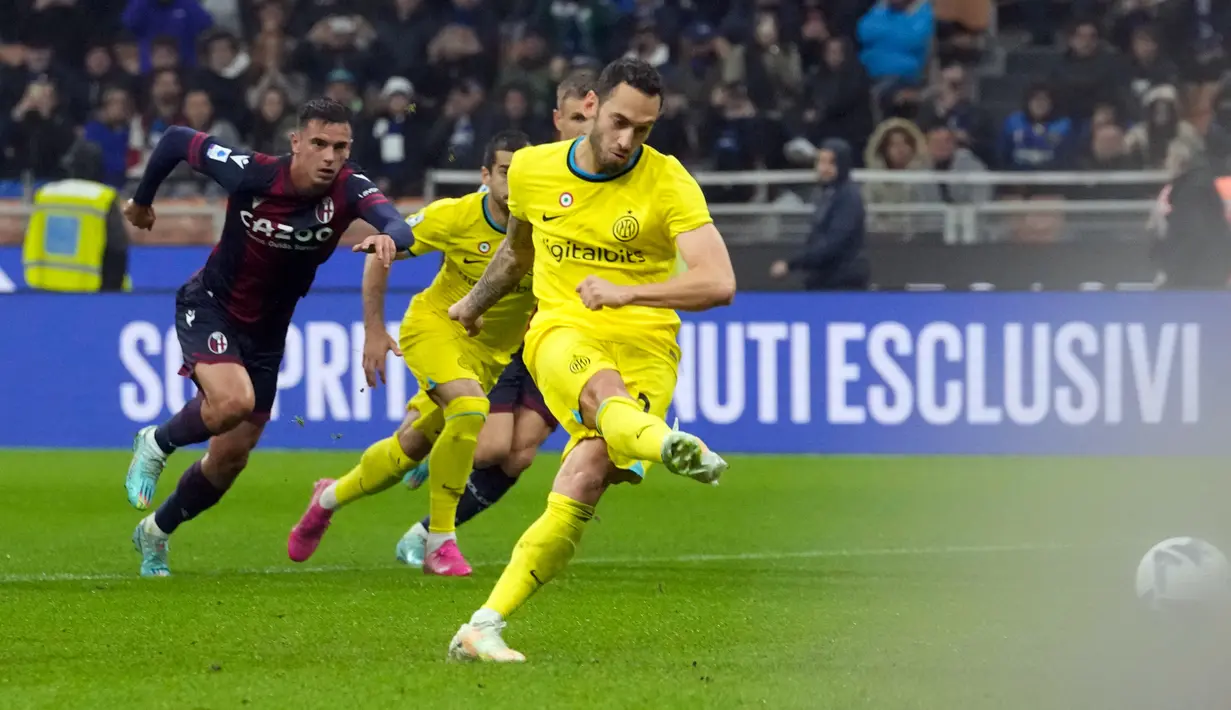Pemain Inter Milan Hakan Calhanoglu mencetak gol ke gawang Bologna melalui tendangan penalti pada pertandingan sepak bola Liga Italia di Stadion San Siro, Milan, Italia, 9 November 2022. Inter Milan mengalahkan Bologna dengan skor 6-1. (AP Photo/Luca Bruno)