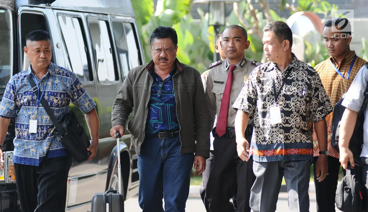  Ketua DPRD Kota Banjarmasin, Iwan Rusmali (kedua kiri) saat tiba untuk menjalani pemeriksaan lanjutan di Gedung KPK, Jakarta, Jumat (15/9). KPK menduga ada penyuapan terkait proses pembahasan perda setempat. (Liputan6.com/Helmi Fithriansyah)