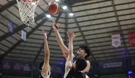 Duel Indonesian Basketball League (IBL) 2026 antara Satria Muda Pertamina Bandung vs Bogor Hornbills. (Bola.com/Erwin Snaz)