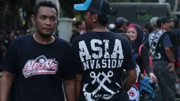 Seragam hitam ala Boys of Straits dengan beragam kaos saat mendukung Johor Darul Ta’zim pada laga Piala AFC 2018 di Stadion Utama Gelora Bung Karno, Jakarta, Selasa (10/4/2018). Persija Jakarta menang 4-0 atas JDT. (Bola.com/Nick Hanoatubun)