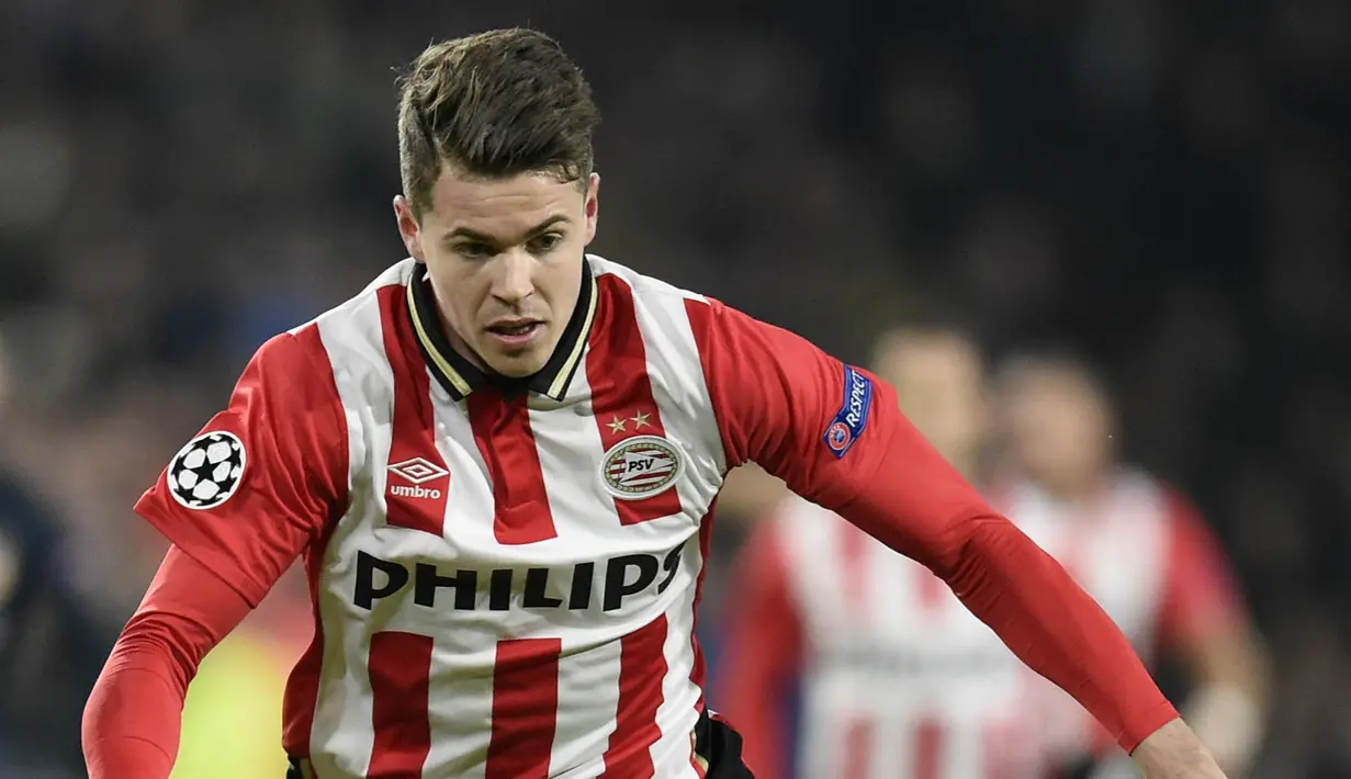 6. Marco van Ginkel (PSV Eindhoven) - Minim kesempatan bermain di Chelsea membuat pemain kelahiran Amersfoort ini harus rela menjalani masa peminjaman. Bersama PSV Eindhoven ia sukses menjadi juara Eredivisie musim ini. (AFP/John Thys)