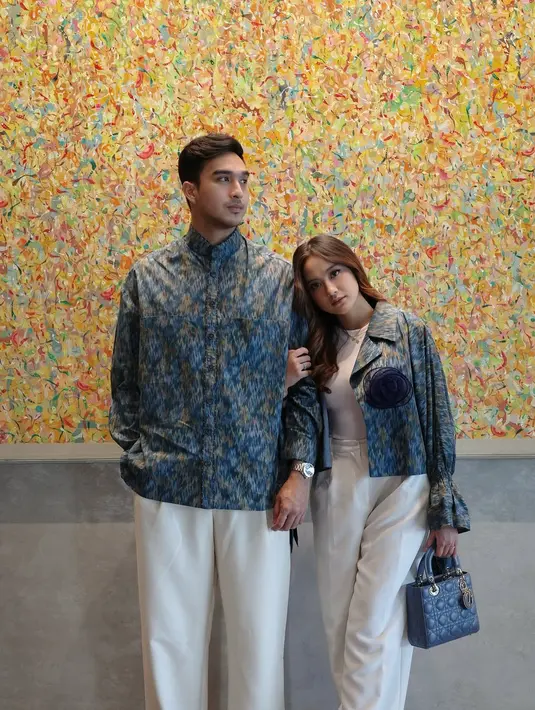 Salshabilla kenakan jaket Ikat beraksen bunga besar di dada yang lapisi t-shirt dan celana putih [@salshabillaadr]