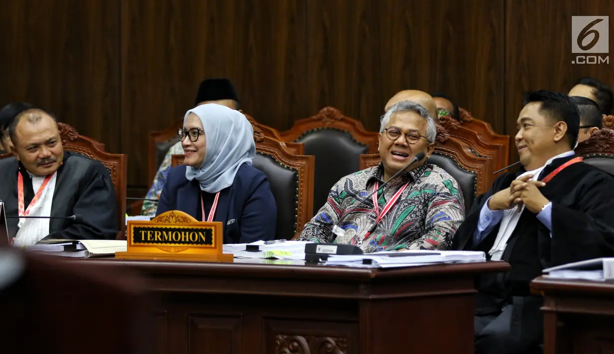 Pihak termohon yang juga Komisioner KPU RI Arief Budiman (kedua kanan) mengikuti sidang perdana sengketa Pilpres 2019 di Mahkamah Konstitusi (MK), Jumat (14/6/2019). Sidang memiliki agenda pembacaan materi gugatan dari pemohon yaitu paslon 02 Prabowo Subianto-Sandiaga Uno. (Lputan6.com/Johan Tallo)