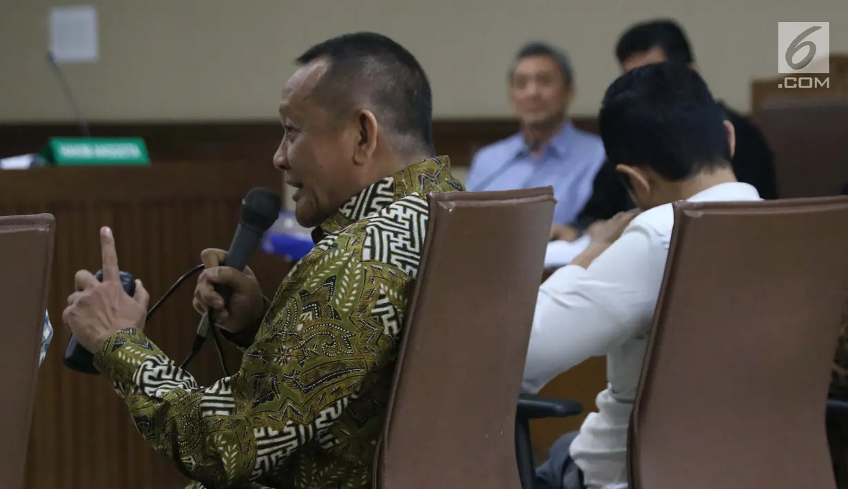 Mantan Sekretaris MA, Nurhadi menjawab pertanyaan saat menjadi saksi pada sidang lanjutan dugaan suap terkait pengurusan sejumlah perkara dengan terdakwa Eddy Sindoro di Pengadilan Tipikor, Jakarta, Senin (21/1). (Liputan6.com/Helmi Fithriansyah)