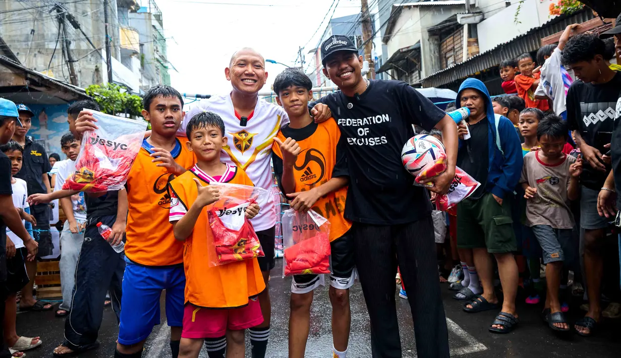 Oki Rengga berfoto bersama dengan anak-anak peserta Liga Akamsi udai memberikan hadiah-hadiah menarik. (Dok. Film Animasi Garuda Di Dadaku)