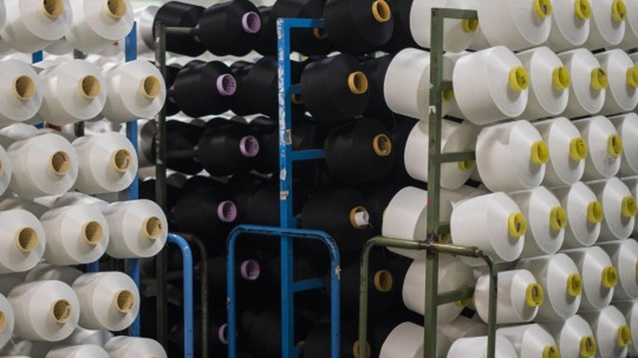 Keren, produsen fashion Spanyol ini bikin baju dari limbah plastik