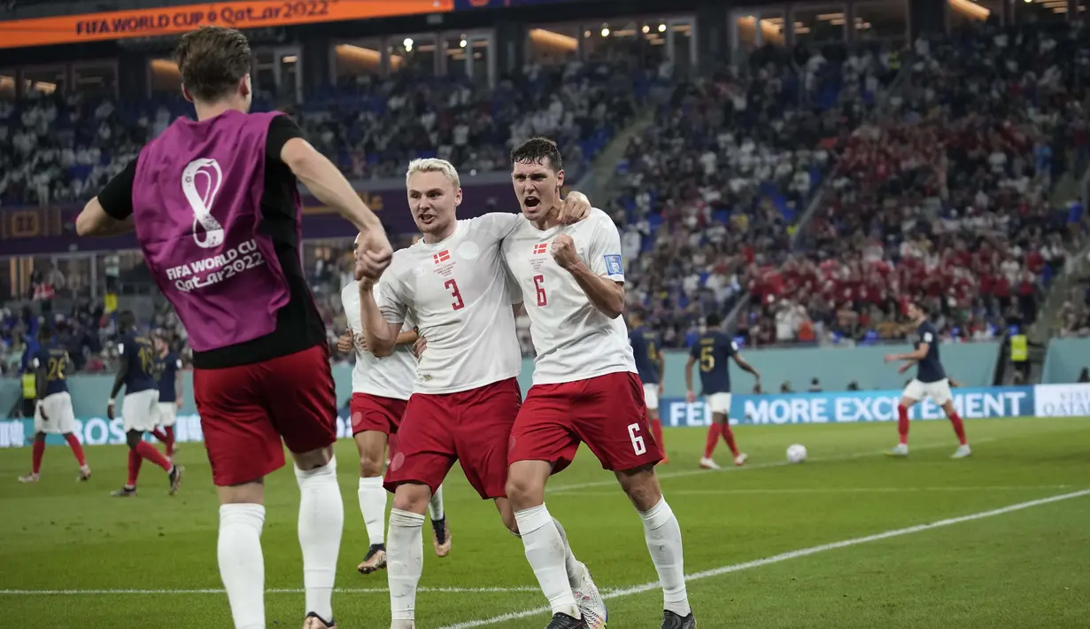Bek Denmark, Andreas Christensen (kanan) berselebrasi dengan rekan setimnya Victor Nelsson setelah mencetak gol ke gawang Prancis selama pertandingan grup D Piala Dunia 2022 Qatar di Stadion 974 di Doha, Qatar, Sabtu, 26 November 2022. Dengan kemenangan ini, Prancis berada di puncak klasemen dengan enam poin. Sementara Denmakr berada diperingkat ketiga dengan satu poin.  (AP Foto/Christophe Ena)