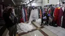 Pedagang merapikan kain di pusat penjualan pakaian dan tekstil Pasar Tanah Abang Blok B, Jakarta, Selasa (19/1/2021). Kementerian Perindustrian memproyeksikan kinerja tekstil 2021 akan bergerak positif, meski masih tipis di level 0,93 persen. (Liputan6.com/Johan Tallo)