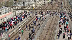 Penumpang memadati peron di Stasiun Tanah Abang, Jakarta, Senin (4/1). Usai Libur Panjang, warga Ibu Kota kembali beraktivitas seperti biasa, yang ditandai dengan kepadatan di stasiun, jalan, serta gedung perkantoran. (Liputan6.com/Immanuel Antonius)