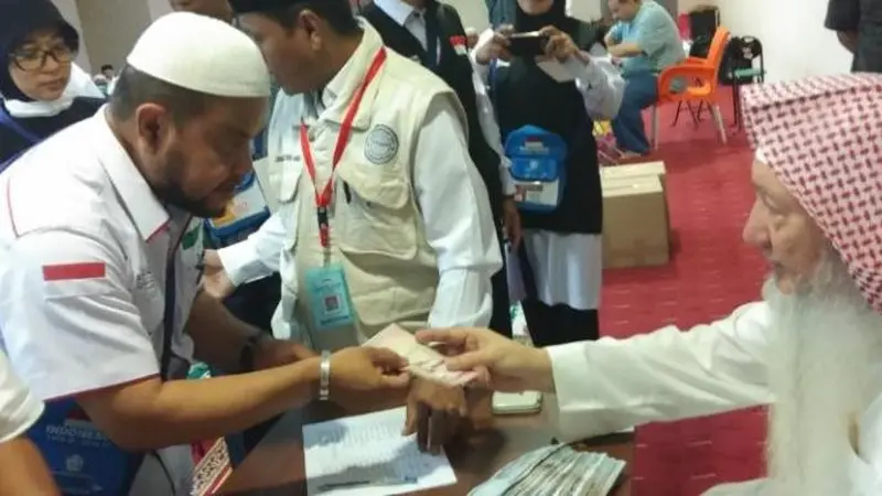 Jemaah Calon Haji Indonesia Terima Wakaf