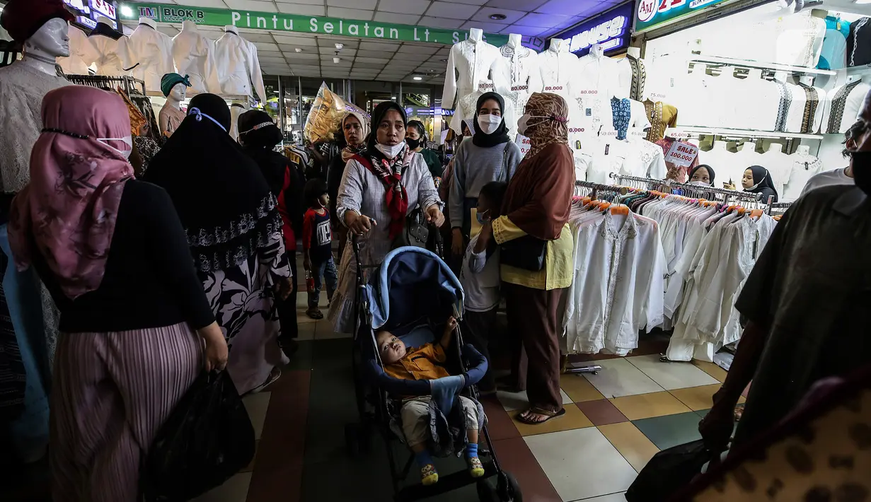 Warga berada di Pasar Tanah Abang, Jakarta, Selasa (6/4/2021). Menjelang bulan Ramadan, Pasar Tanah Abang mulai dipadati pengunjung untuk berbelanja busana, namun menurut pedagang jumlah pengunjung bulan Ramadan kali ini tidak seramai sebelum pandemi Covid-19. (Liputan6.com/Johan Tallo)