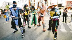 Sejumlah cosplayer berpose saat menghadiri San Diego Comic-Con International 2019 di San Diego, California, Amerika Serikat, Kamis (18/7/2019). (Matt Winkelmeyer/Getty Images/AFP)