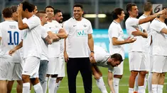Legenda sepak bola Brasil, Ronaldo (tengah) tersenyum sebelum pertandingan perpisahan Andrea Pirlo, di Stadion Milan San Siro, Italia, (21/5). (AP Photo / Antonio Calanni)