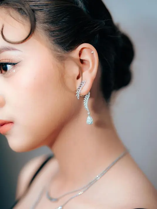 Highlight dari penampilan Zee JKT48 adalah makeupnya yang flawless. Makeup flawless menyorot kulit putih sehat milik Zee dengan amat baik; winged eyeliner mempertajam area matanya, dan pulasan lipstik bernuansa oranye yang lembut. [Foto: Instagram/jkt48.zee]