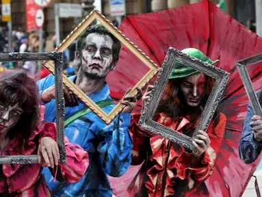 Sejumlah peserta berkostum zombie berpose untuk wartawan saat mengikuti parade "Zombie Walk" di Sao Paulo, Brasil, Senin (2/11/2015). (REUTERS / Paulo Whitaker)