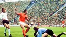 Kiper Jerman, Sepp Maier menangkap bola dari kejaran pemain Belanda Johan Cruyff dalam laga final Piala Dunia di Munich, Jerman, 7 Juli 1974. (AFP)