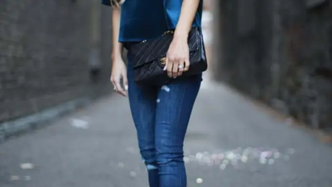 Bell-Sleeve Tops, Baju yang Sedang Tren Dikalangan Cewek Masakini