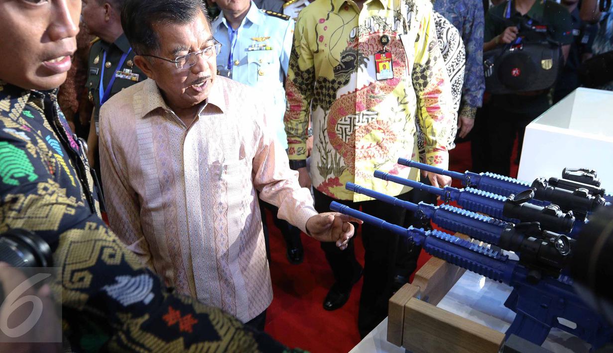 Wapres Jusuf Kalla melihat senjata usai membuka Indo Defence 2016 Expo & Forum, Jakarta, Rabu (2/11). Pameran ini bertema “Bolstering Defence Industri Coorperation: Archieving a Global Maritime Fulcrum and Secure World”. (Liputan6.com/Faizal Fanani)