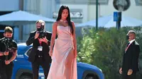 Model dan aktris Argentina-Spanyol Georgina Rodriguez tiba untuk pemutaran film "The Human Voice" pada hari kedua Festival Film Venesia ke-77 di Venice Lido (3/9/2020). Pacar Cristiano Ronaldo ini tampil cantik dengan gaun berwarna pink. (AFP/Alberto Pizzoli)