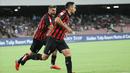 Gelandang AC Milan, Giacomo Bonaventura (kanan) berselebrasi usai mencetak gol ke gawang Napoli pada lanjutan Liga Serie A Italia di San Paolo Stadium, Naples (25/8). Napoli menang tipis atas Milan 3-2. (Alessandro Garofalo/ANSA via AP)