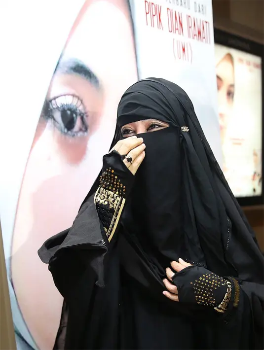 Umi Pipik janda mendiang Ust Jefri Al Buchori merasakan imbasnya. Umi yang beberapa tahun belakangan ini bercadar, merasa terintimidasi saat akan meeting di salah satu gedung di Jakarta pada Selasa (15/5). (Bambang E Ros/Bintang.com)