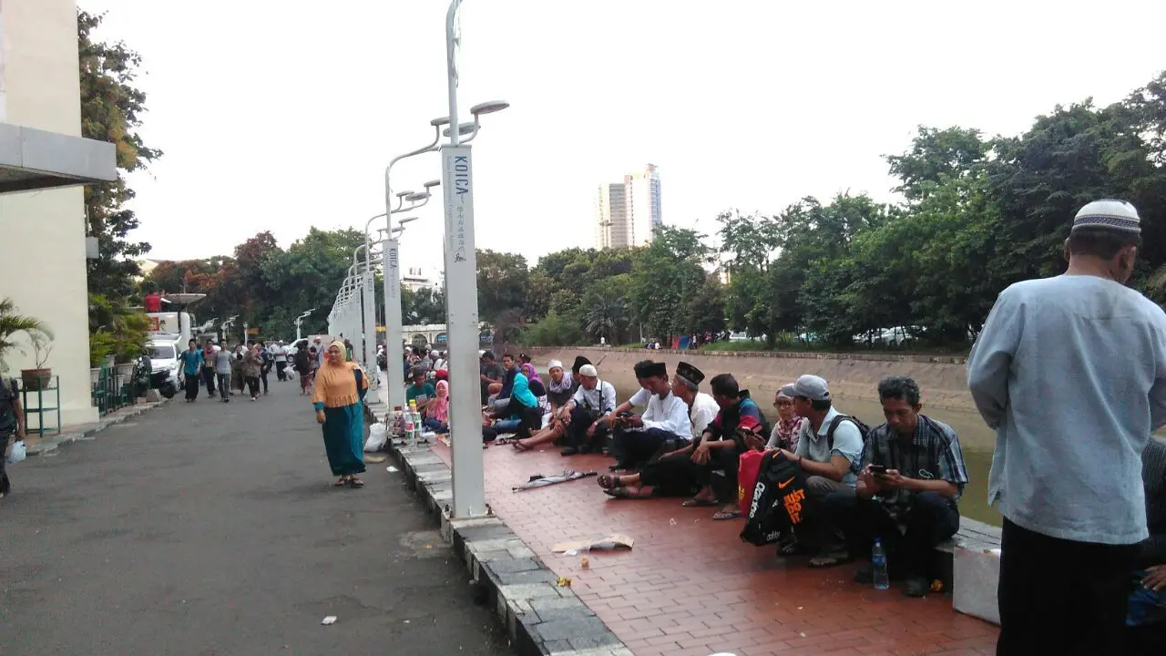 Para Lansia Turut Serta Dalam Demo 2 Desember