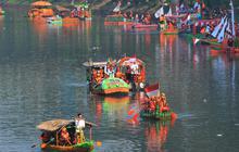 FOTO: Semarak Festival Cilung Tampilkan 32 Perahu Botol Bekas Berbentuk Kura-Kura sampai Sandal Hiasi Kanal Banjir Timur